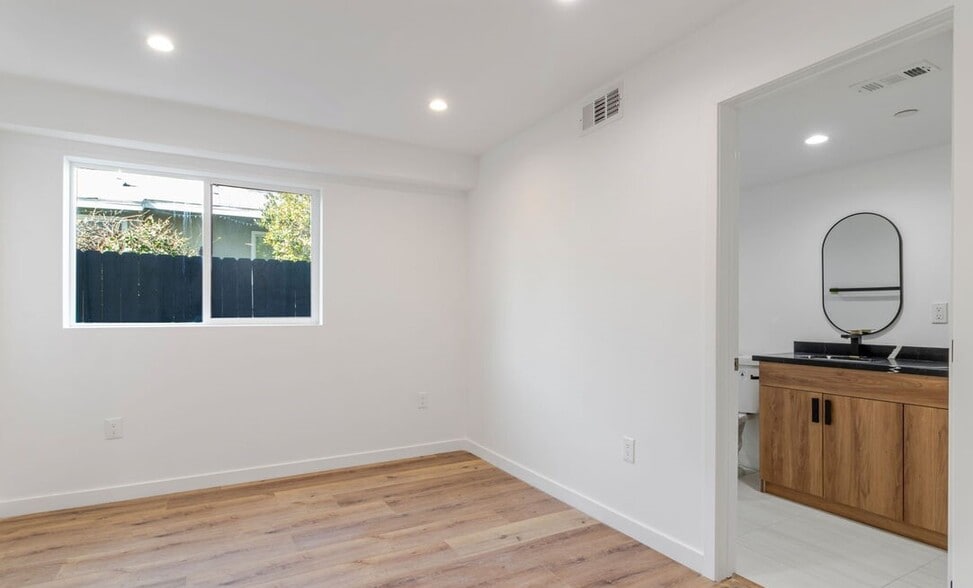 More Photos Of 10821 Hartsook St, North Hollywood Apartments For Sale