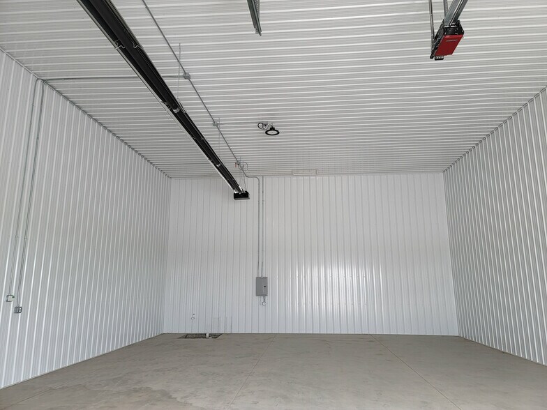 More Photos Of 401 Snyder Dr - Building C, Huxley Flex For Sale