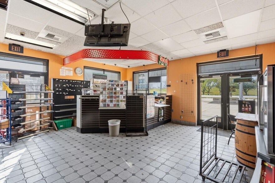 More Photos Of 1721 S Mechanic St, El Campo Fast Food For Sale