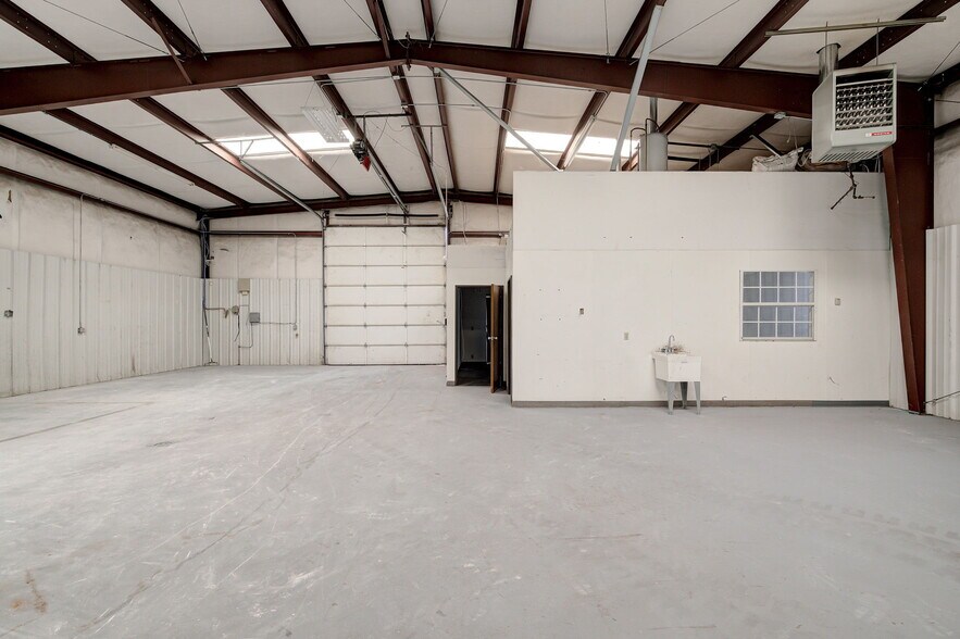More Photos Of 412 Glade Ave, Oklahoma City Manufacturing For Lease