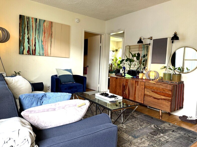 More Photos Of 1075 W 39th St, Los Angeles Apartments For Sale