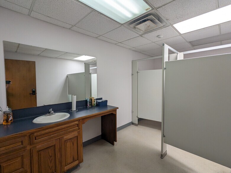 More Photos Of 8109 Smith Rd, Beaumont Office For Sale