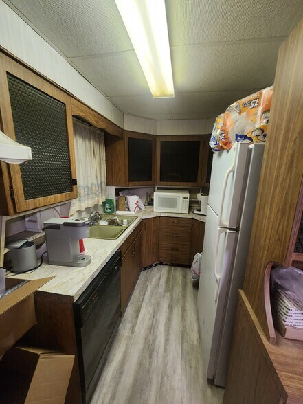 More Photos Of 217 Steedly Dr, Louisville Light Distribution For Sale