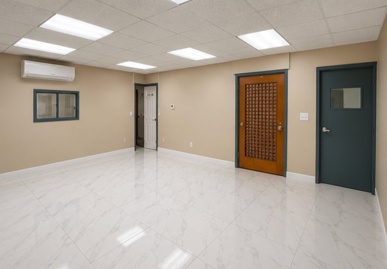 More Photos Of 56 Toledo St, Farmingdale Warehouse For Lease