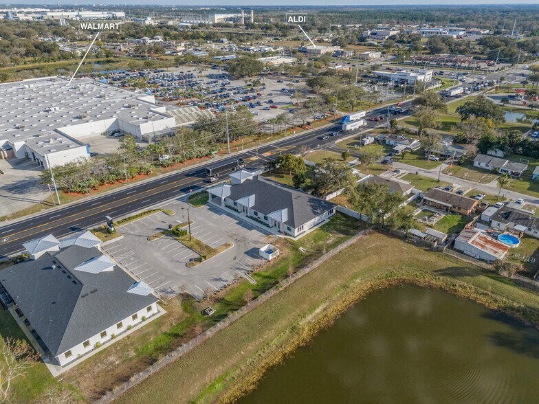 More Photos Of 295 Berkley Rd, Auburndale Freestanding For Lease