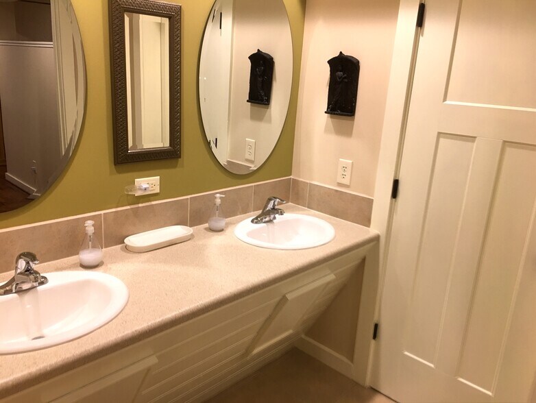 More Photos Of 444 S Beech Mountain Pky, Banner Elk Office For Sale