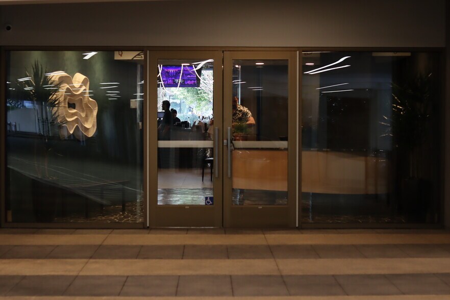 More Photos Of 2000 Main St, Irvine Restaurant For Lease