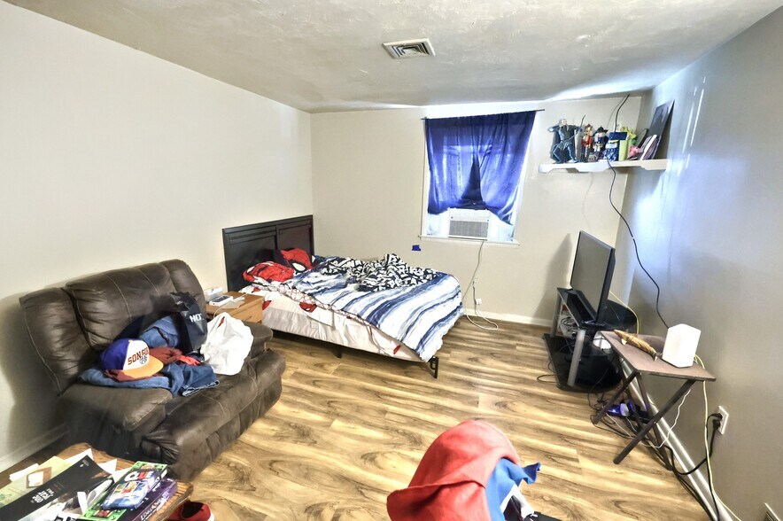 More Photos Of 1 Cherry St, Seven Valleys General Retail For Sale