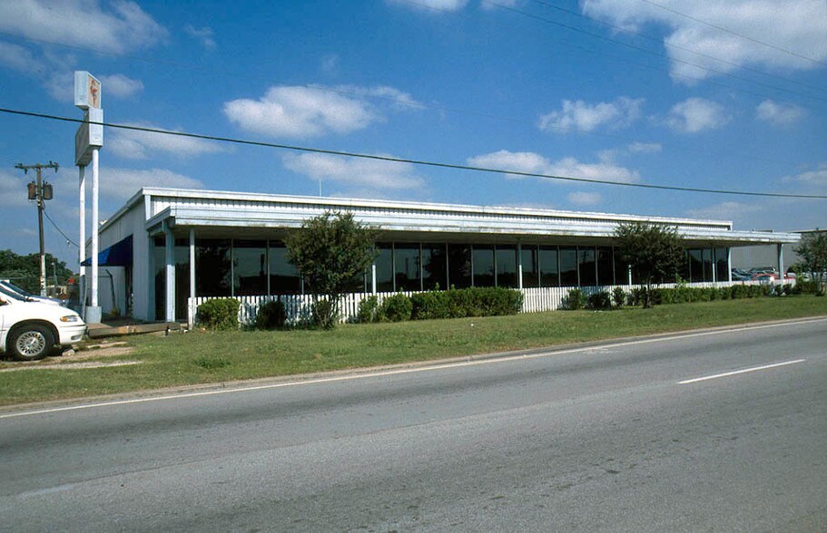 More Photos Of 1039 N Loop 12 Blvd, Irving Light Manufacturing For Sale