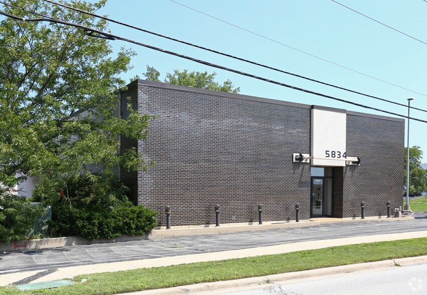 More Photos Of 5834 W Howard St, Skokie Warehouse For Sale