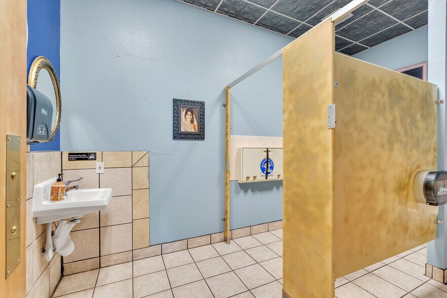 More Photos Of 11 Primrose St, Palmer Lake Restaurant For Sale