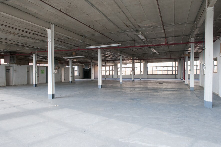 More Photos Of 51-18 Grand Ave, Maspeth Warehouse For Lease