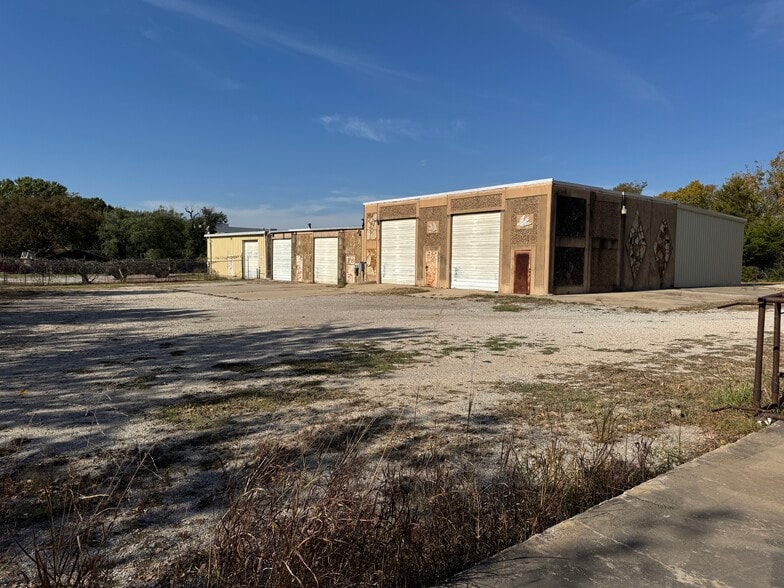 More Photos Of 400 E Jackson St, Broken Arrow Warehouse For Lease