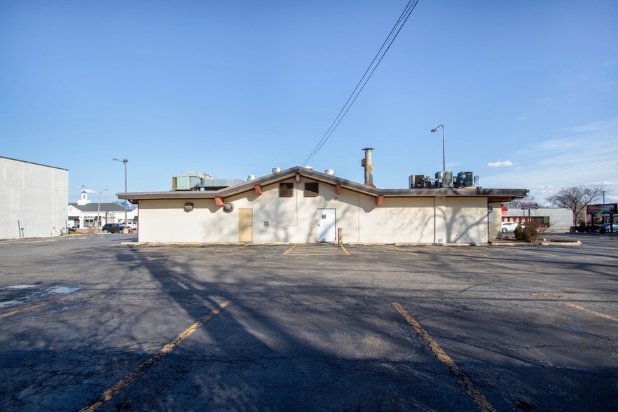 More Photos Of 300 N Northwest Hwy, Palatine Restaurant For Sale