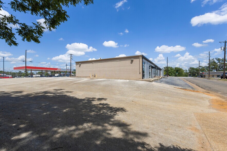 More Photos Of 421 S Beckham Ave, Tyler Medical For Lease