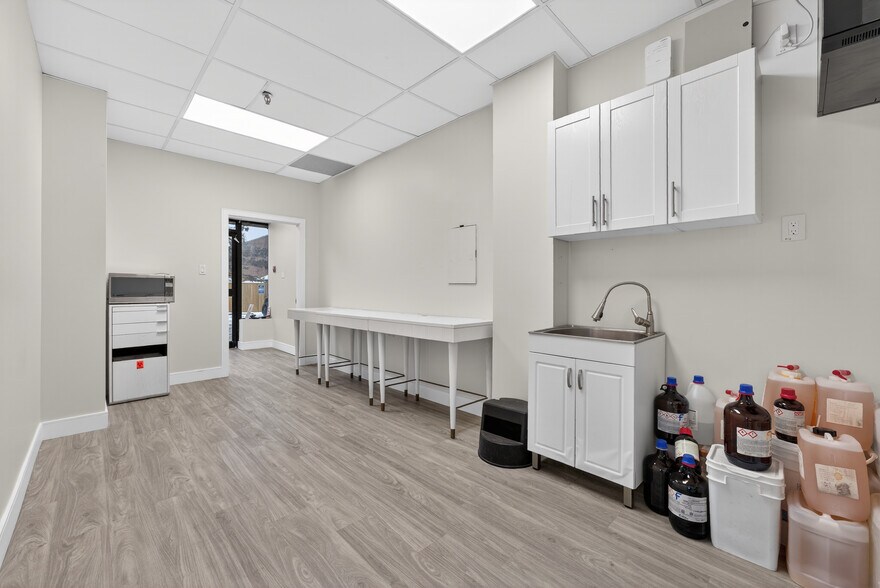 More Photos Of 570 Hood Rd W, Markham Service For Sale