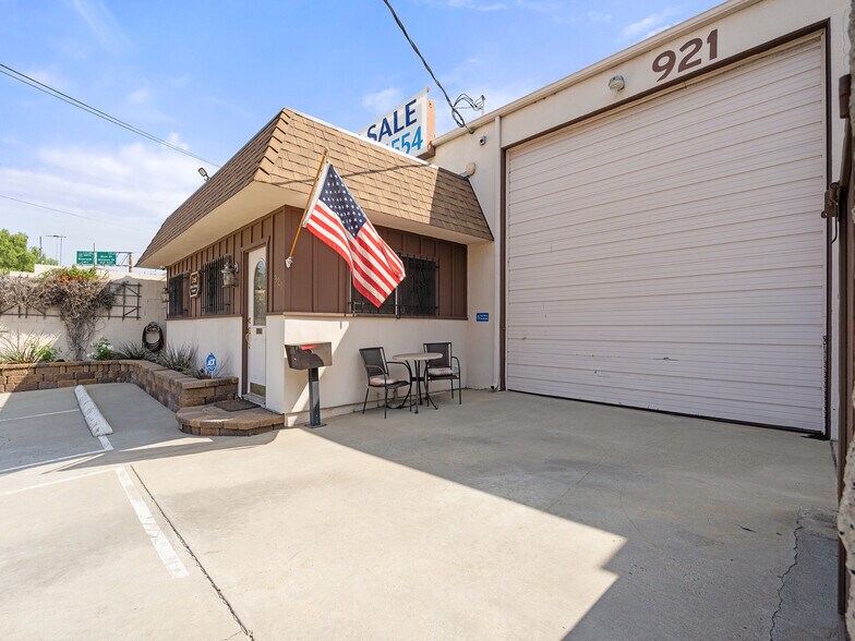 More Photos Of 921 Coolidge Ave, National City Light Manufacturing For Sale