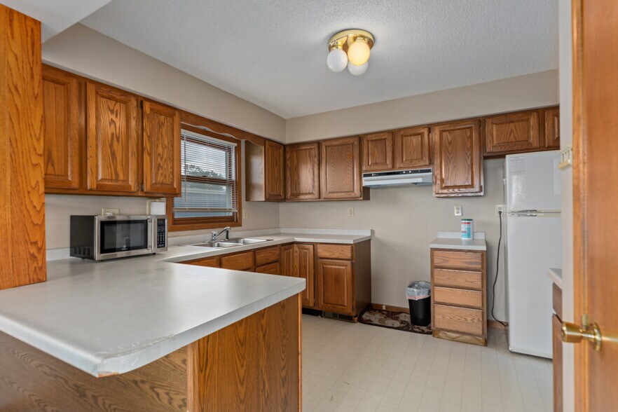 More Photos Of 902 W Union Ave, Litchfield Office For Sale