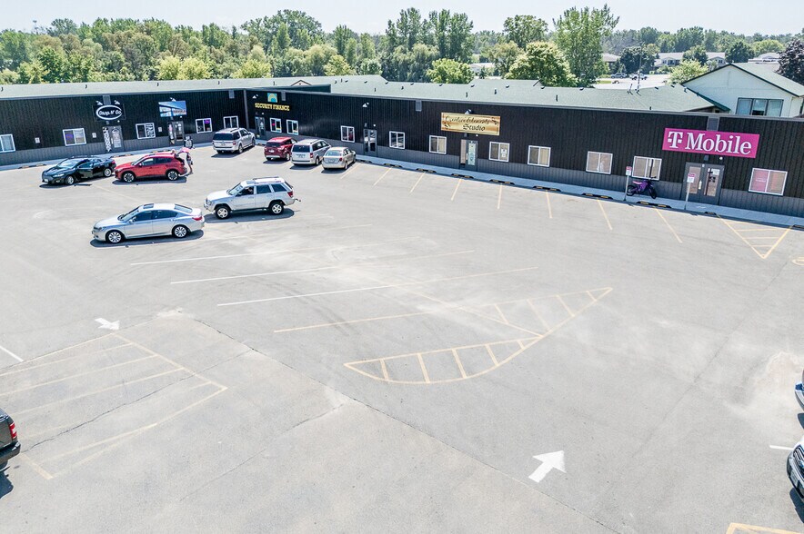 More Photos Of 1186 N Shawano St, New London General Retail For Lease