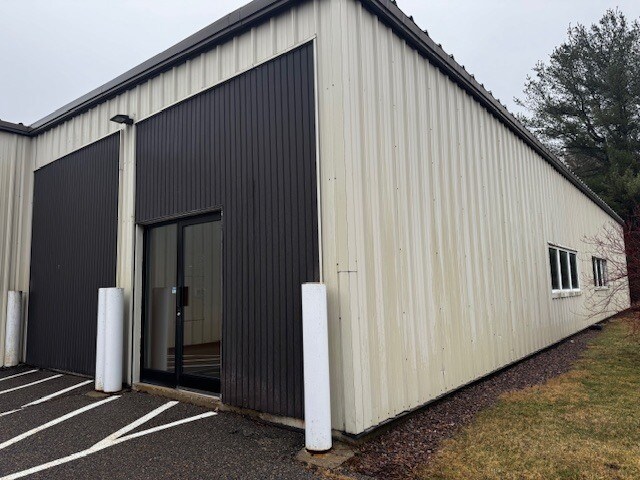 More Photos Of 402 Boyer Cir, Williston Distribution For Lease