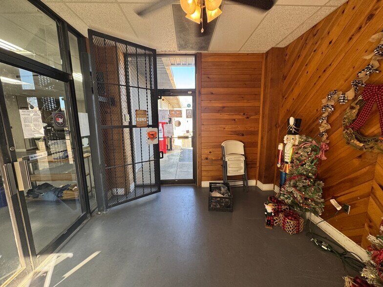 More Photos Of 990 N Daleville Ave, Daleville Warehouse For Sale