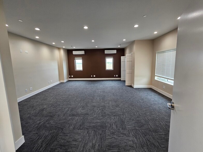 More Photos Of 22530 S Center Rd, Frankfort Warehouse For Lease