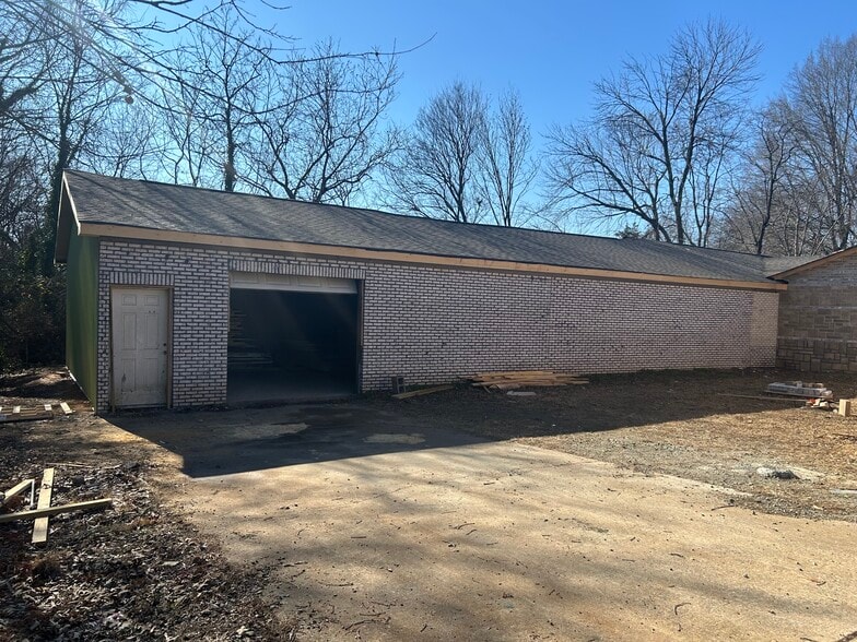 More Photos Of 300 Guthrie St, Graham Warehouse For Sale