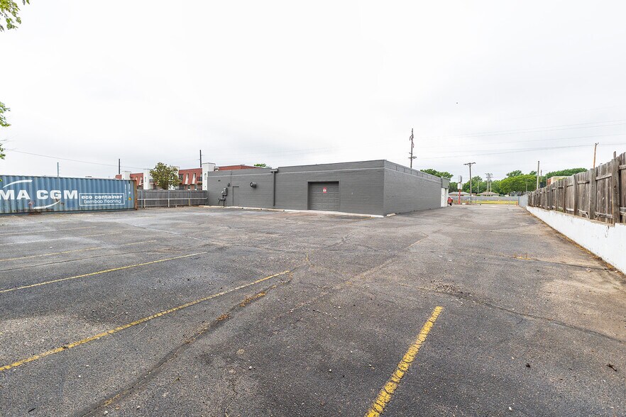 More Photos Of 2234 S Oliver St, Wichita Freestanding For Sale