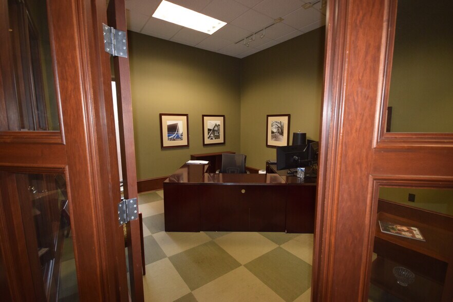 More Photos Of 5 Statehouse Plz, Little Rock Office For Sale