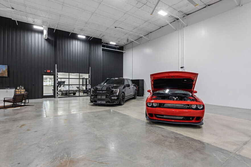 More Photos Of 3455 Centerpoint Dr, Grove City Warehouse For Lease