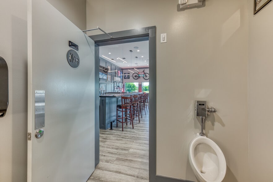 More Photos Of 640 E Maple St, Johnson City Bar For Sale