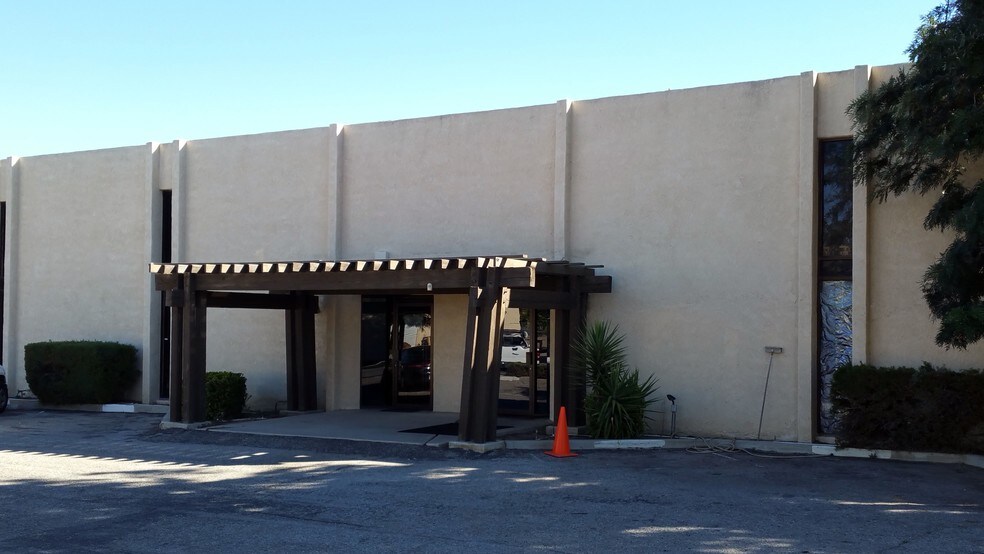 More Photos Of 817-873 W 9th St, San Jacinto Warehouse For Lease