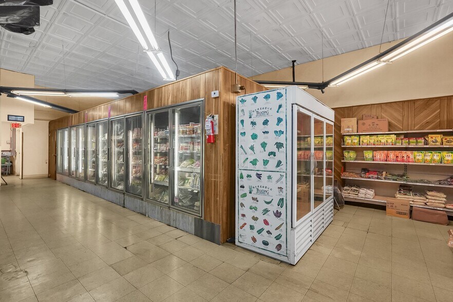 More Photos Of 2840-2848 N High St, Columbus General Retail For Sale