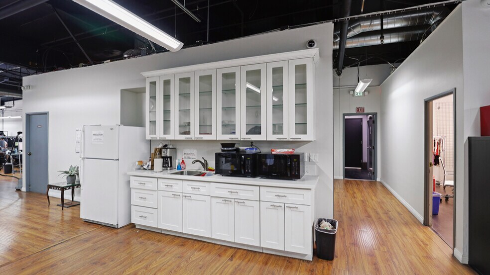 More Photos Of 2250 Maple Ave, Los Angeles Warehouse For Lease