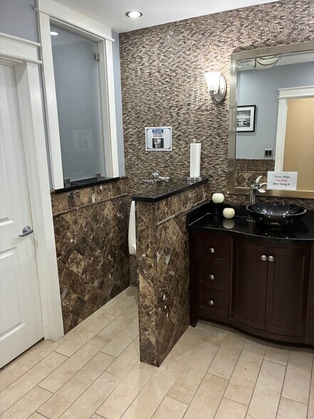 More Photos Of 42 Windsor Hwy, New Windsor Township Storefront Retail Office For Lease