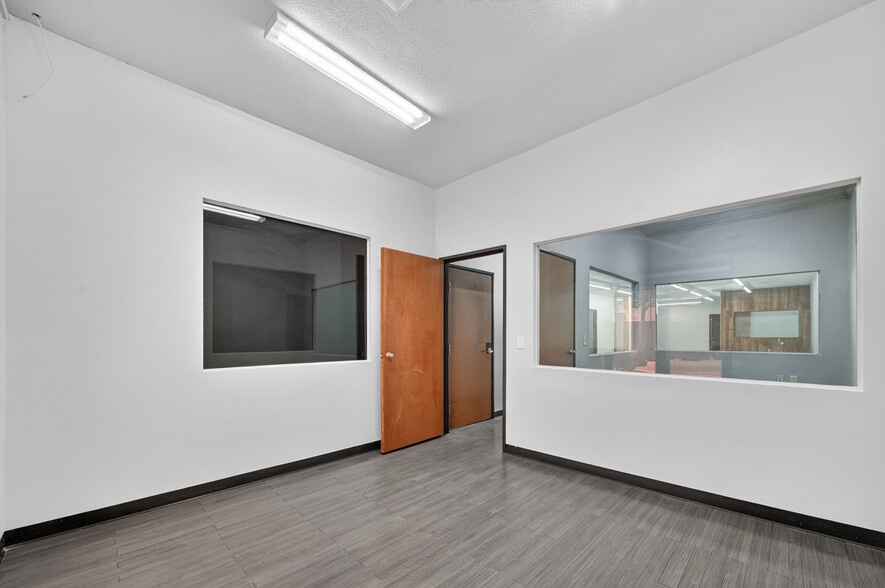 More Photos Of 3413 Herring Ave, Irving Funeral Home For Lease