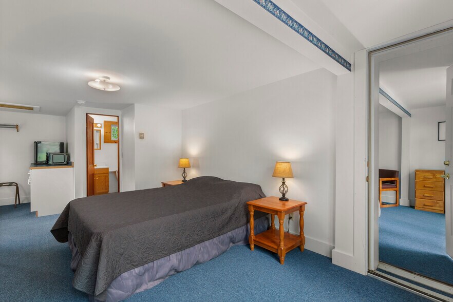 More Photos Of 146 State Route 32, New Harbor Hotel For Sale