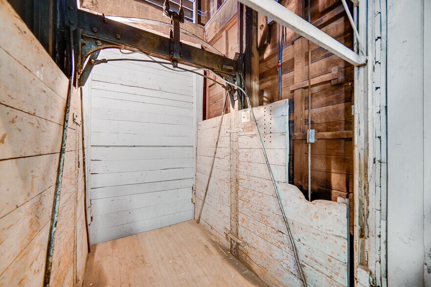 More Photos Of 15300 Greenwood Rd, South Holland Manufacturing For Sale