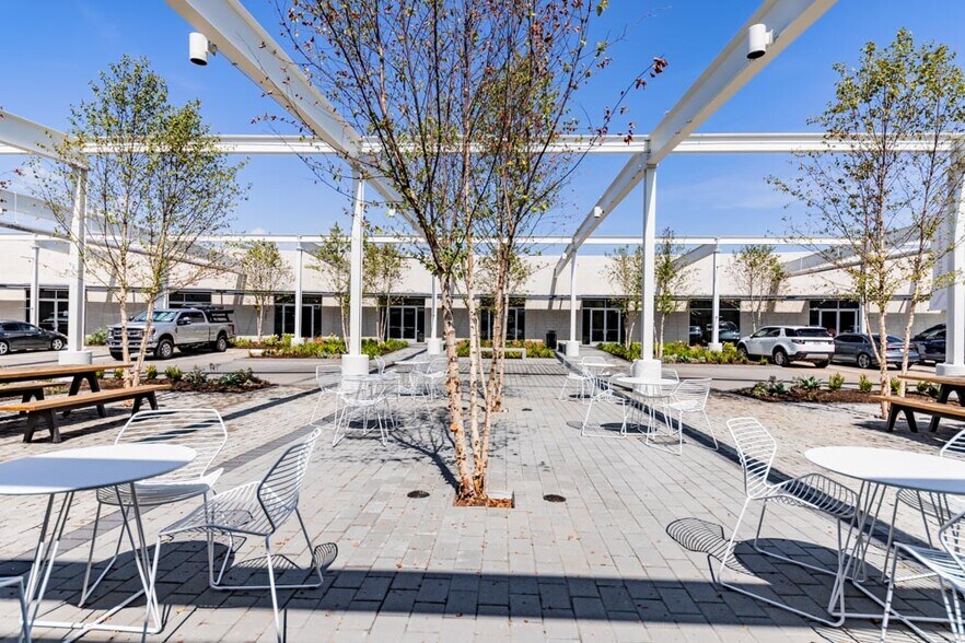 More Photos Of 150 Turtle Creek Blvd, Dallas Showroom For Lease