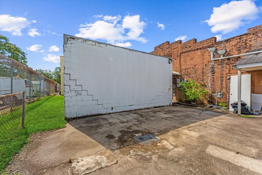 More Photos Of 313 E Main St, Humble Showroom For Sale