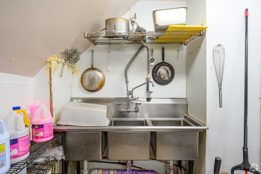 More Photos Of 417 8th St SE, Washington Storefront Retail Residential For Sale