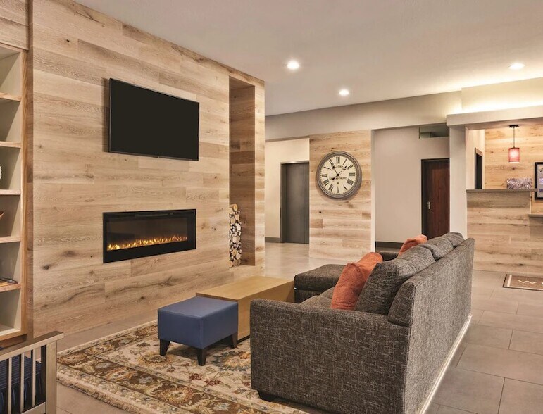 More Photos Of 5760 I 55 S, Byram Hotel For Sale