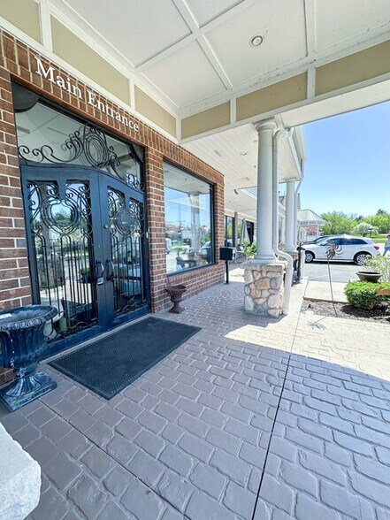 More Photos Of 540 Cortland Dr, Lake Zurich Storefront For Sale