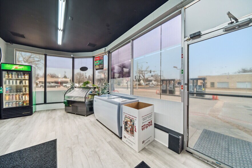 More Photos Of 901 W Pershing Blvd, Cheyenne Service Station For Sale