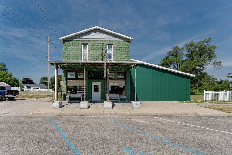 Primary Photo Of 6681 N Lumberjack Rd, Riverdale Restaurant For Sale