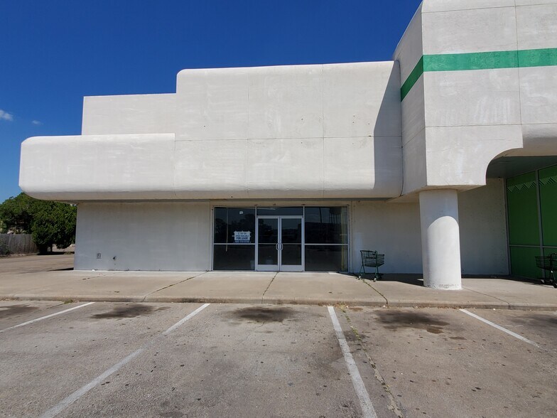 More Photos Of 1270 N Mechanic St, El Campo Drugstore For Lease