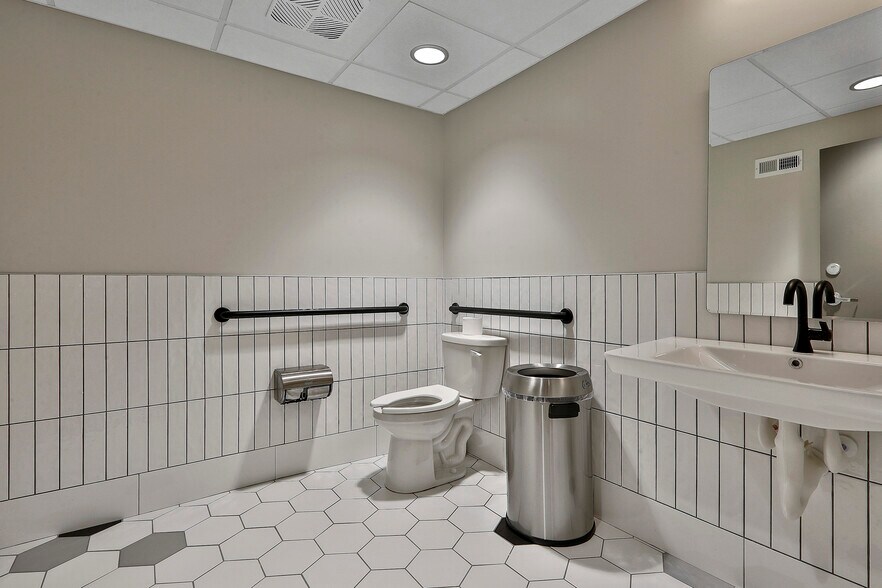 More Photos Of 6-8 E Court Sq, Newnan Medical For Lease