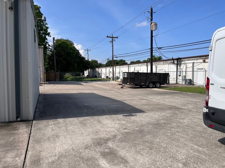 More Photos Of 4913 College Park Dr, Deer Park Industrial For Sale
