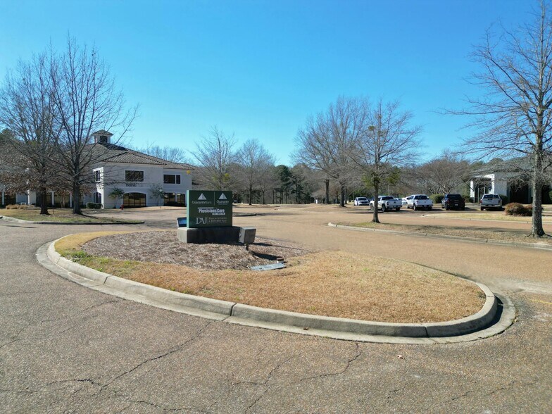 More Photos Of 601 Crescent Blvd, Madison Office For Lease