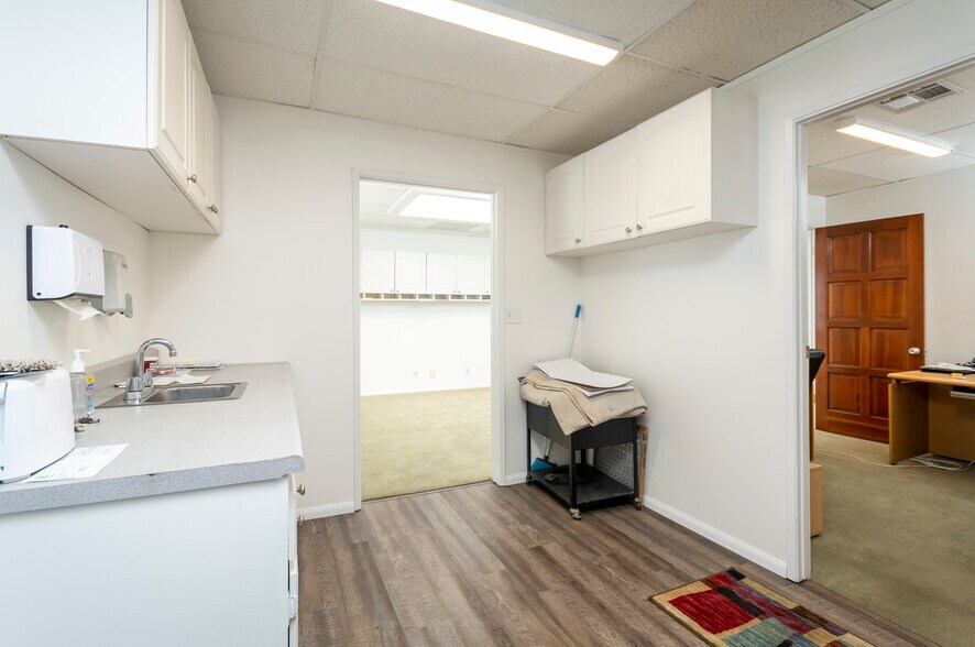 More Photos Of 3220 W Burbank Blvd, Burbank Warehouse For Lease